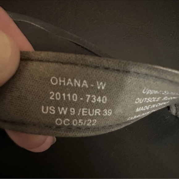 OLUKAI Ohana Pewter Faux Leather Flip Flop Sandals Shoes Women’s Size 9 Summer - Picture 7 of 8